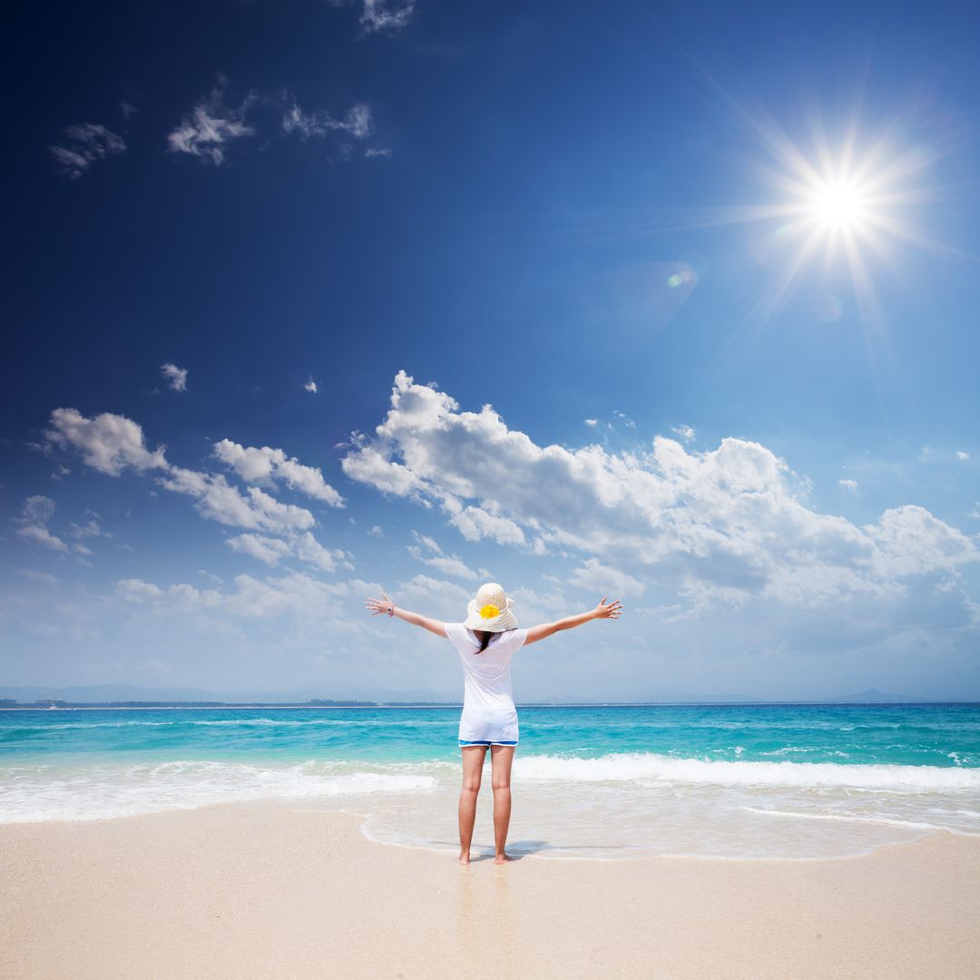 Person wandert durch einen sandigen Strand
